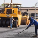 Pavimentação asfáltica avança na Avenida LO-21 em mais um trecho estratégico da Capital