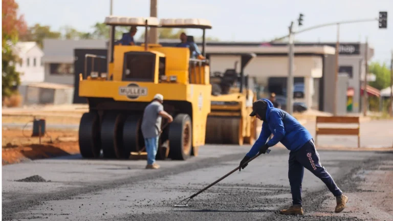 Pavimentação asfáltica avança na Avenida LO-21 em mais um trecho estratégico da Capital