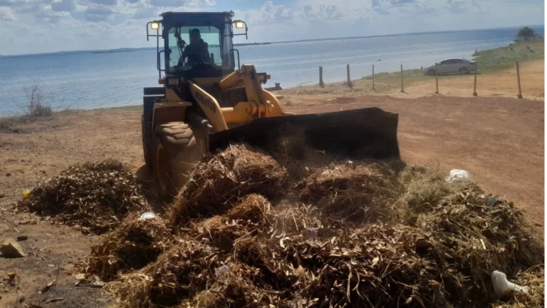 Praia do Prata e quadras residenciais de Palmas recebem serviço de retirada de entulhos e remoção de terra